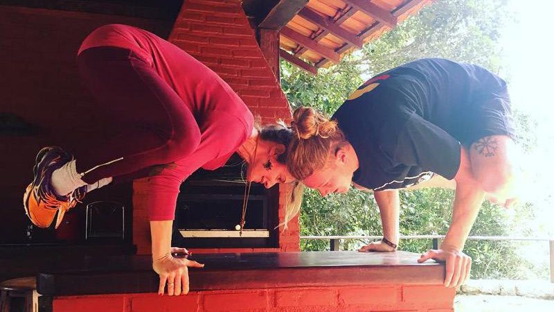 Letícia Spiller e o filho, Pedro, demonstram equilíbrio em postura da ioga - Foto: Reprodução/ Instagram