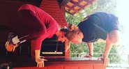 Letícia Spiller e o filho, Pedro, demonstram equilíbrio em postura da ioga - Foto: Reprodução/ Instagram