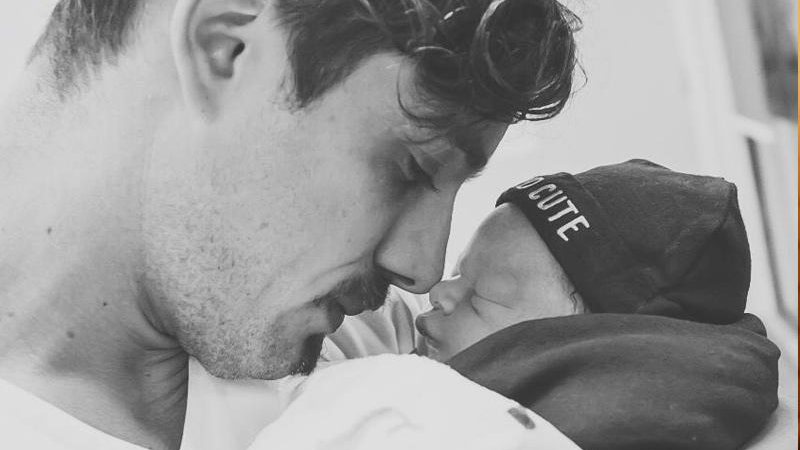 Rafael Cardoso com o filho, Valentim, logo após o parto - Foto: Reprodução/ Instagram