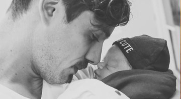 Rafael Cardoso com o filho, Valentim, logo após o parto - Foto: Reprodução/ Instagram