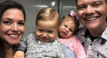 Thais Fersoza e Michel Teló com os filhos Melinda, de 1 anos e 10 meses, e Teodoro, de 11 meses - Foto: Reprodução/ Instagram