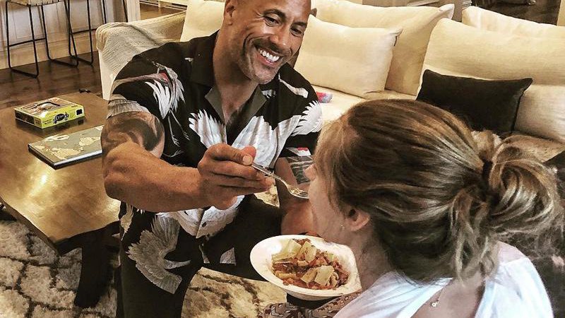 Imagem Dwayne Johnson dá de comer à mulher enquanto ela amamenta a filha: “Dou conta disso”