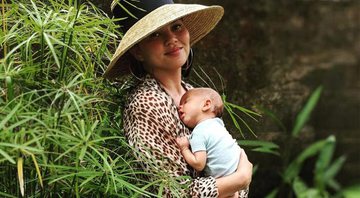 Chrissy Teigen posou com o filho caçula, Miles, de dois meses, no colo - Foto: Reprodução/ Instagram
