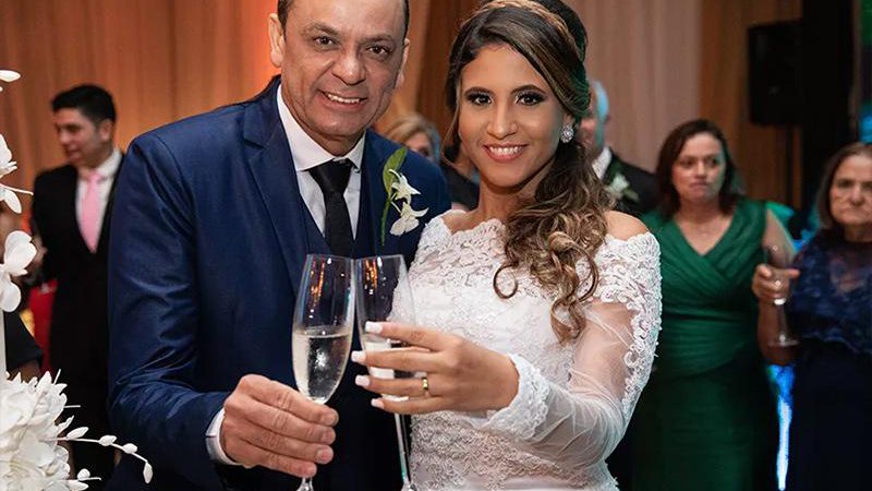Imagem Frank Aguiar abre o álbum de fotos do casamento com a estudante Carol Santos