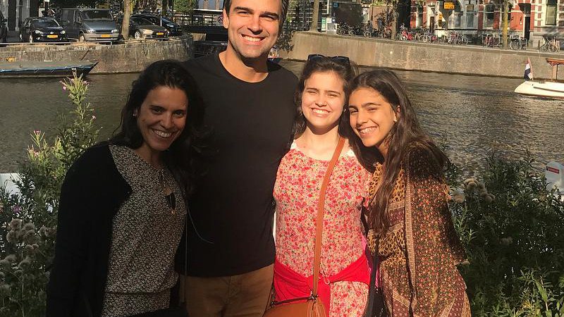 Tadeu Schmidt reencontrou a mulher e as filhas após “maratona” de Copa do Mundo - Foto: Reprodução/ Instagram