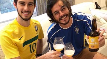 Túlio Gadêlha e Vinicius Bonemer assistiram o último jogo do Brasil pela Copa da Rússia tomando cerveja artesanal - Foto: Reprodução/ Instagram