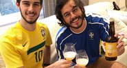Túlio Gadêlha e Vinicius Bonemer assistiram o último jogo do Brasil pela Copa da Rússia tomando cerveja artesanal - Foto: Reprodução/ Instagram