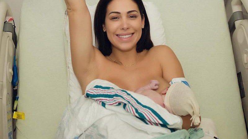 Bella Falconi posou com Stella, sua segunda filha, e falou sobre o parto - Foto: Reprodução/ Instagram
