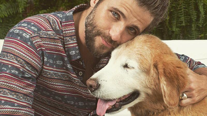 Bruno Gagliasso emocionou a web ao se despedir de Zeca, seu cachorro de estimação - Foto: Reprodução/ Instagram