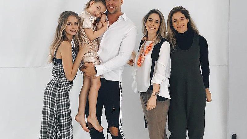 Fernando Scherer posou com as filhas, Brenda e Isabella, e homenageou as ex-mulheres - Foto: Reprodução/ Instagram