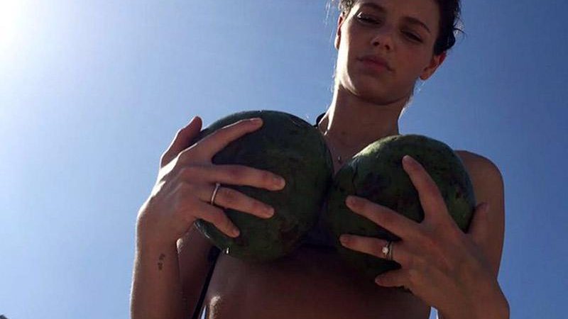 Laura Neiva cobre os seios com cocos em foto divertida - Foto: Reprodução/ Instagram