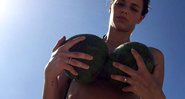 Laura Neiva cobre os seios com cocos em foto divertida - Foto: Reprodução/ Instagram