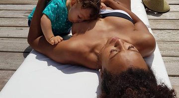 Sheron Menezzes amamentou o filhe, Benjamin, durante o banho de sol - Foto: Reprodução/ Instagram