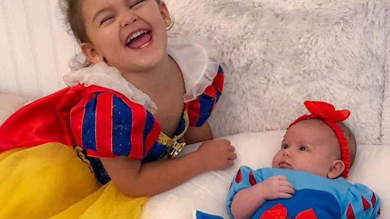 Bella Falconi mostrou as filhas fantasiadas de Branca de Neve na web - Foto: Reprodução/ Instagram