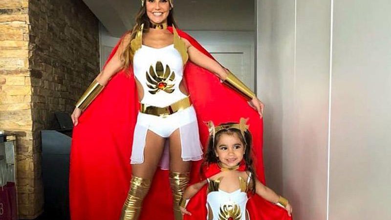 Deborah Secco e Maria Flor se fantasiaram de She-Ra no último final de semana - Foto: Reprodução/ Instagram