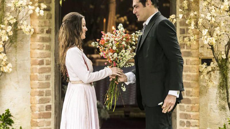 Darcy se emociona ao descobrir sobre a gravidez de Elisabeta - Foto: TV Globo