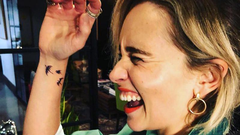 Emilia Clarke tatuou pequenos dragões no pulso após a cerimônia do Emmy Awards - Foto: Reprodução/ Instagram