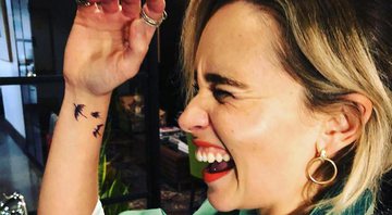 Emilia Clarke tatuou pequenos dragões no pulso após a cerimônia do Emmy Awards - Foto: Reprodução/ Instagram
