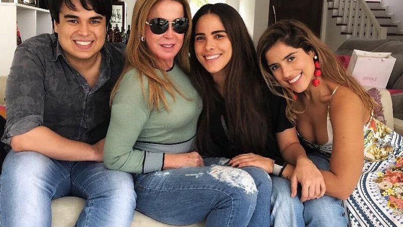 Igor Camargo com a mãe, Zilu, e as irmãs, Wanessa e Camila - Foto: Reprodução/ Instagram