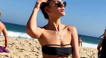 Em tarde de praia, Laura Fernandez caprichou na pose e recebeu elogios dos internautas - Foto: Reprodução/ Instagram