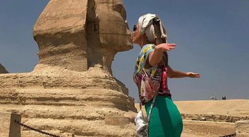 Imagem Mulher de Fausto Silva fecha viagem com bailarinas “dando beijo” em esfinge no Egito