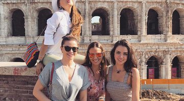 Daiane de Paula, Renata Longaray, Luciane Cardoso e Jaque Ciocci com o coliseu de Roma ao fundo - Foto: Reprodução/ Instagram