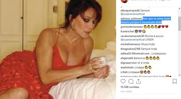 Susana Vieira posou com vestido decotado e fez charme à beira da cama - Foto: Reprodução/ Instagram