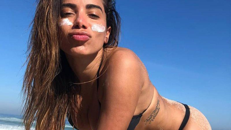 Anitta aproveitou a tarde para curtir uma praia e colocar o bronzeado em dia - Foto: Reprodução/ Instagram