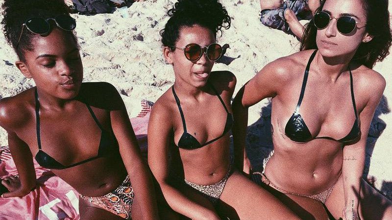 Camila Lucciola (à direita) curtiu praia com as amigas usando biquíni de fita isolante - Foto: Reprodução/ Instagram