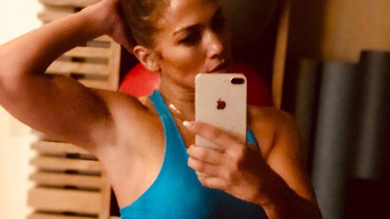 Jennifer Lopez chamou a atenção pela barriga chapada e recebeu elogios dos fãs - Foto: Reprodução/ Instagram
