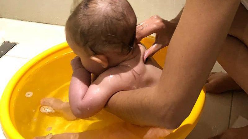 Juliana Didone mostrou a amiga, Rapha Barcalla, dando banho em sua filha, Liz, numa bacia - Foto: Reprodução/ Instagram