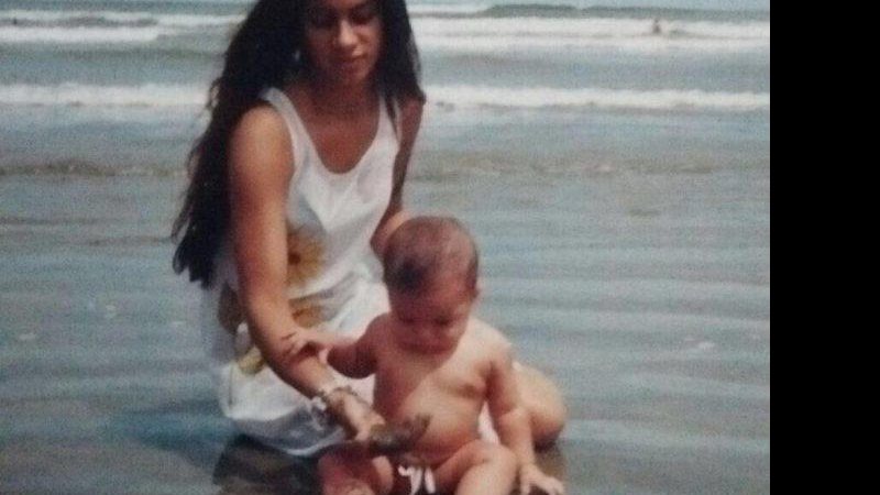 Mayra Cardi aos 17 anos, com o filho, Lucas, em foto feita há 18 anos - Foto: Reprodução/ Instagram