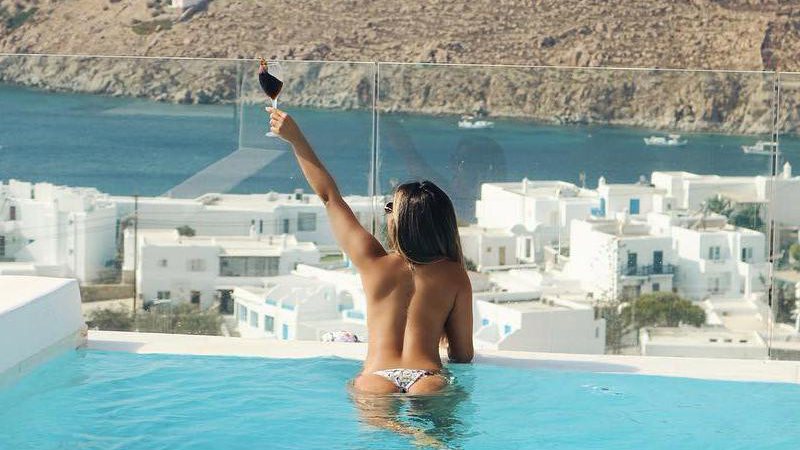 Mileide Mihaile aproveitou o sol de Mykonos de topless nesta quarta-feira (17/10) - Foto: Reprodução/ Insatgram