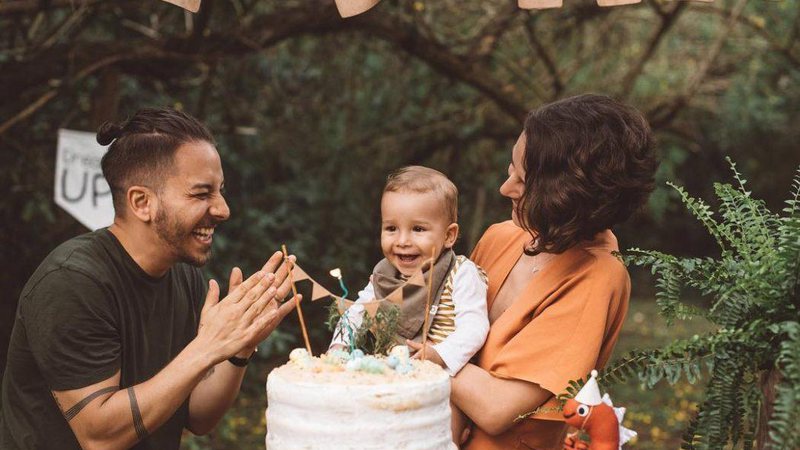 Monica Benini e Júnior Lima comemoraram 1 ano do filho Otto com festinha temática de dinossauro - Foto: Reprodução/ Instagram