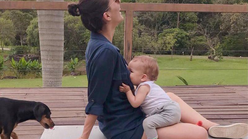 Monica Benini posou amamentando o filho Otto - Foto: Reprodução/ Instagram