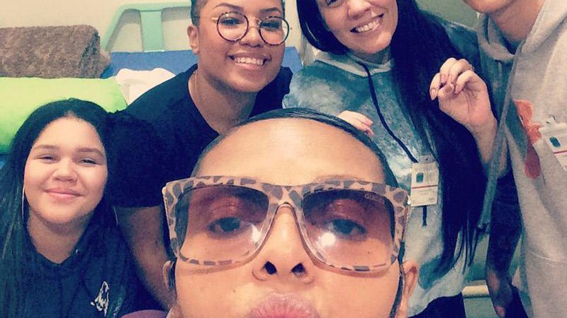 Simone (à frente), Talita Cipriano e Simony visitaram Deise Cipriano no Hospital do Câncer de São Paulo - Foto: Reprodução/ Instagram