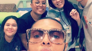 Simone (à frente), Talita Cipriano e Simony visitaram Deise Cipriano no Hospital do Câncer de São Paulo - Foto: Reprodução/ Instagram