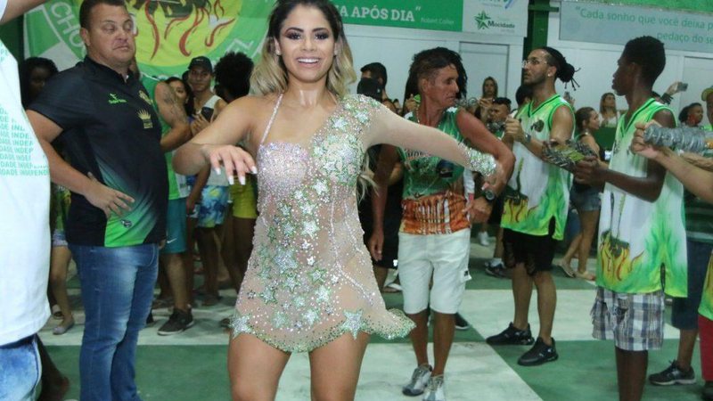 Imagem Lexa usa vestido avaliado em R$ 7 mil em ensaio de rua da Mocidade