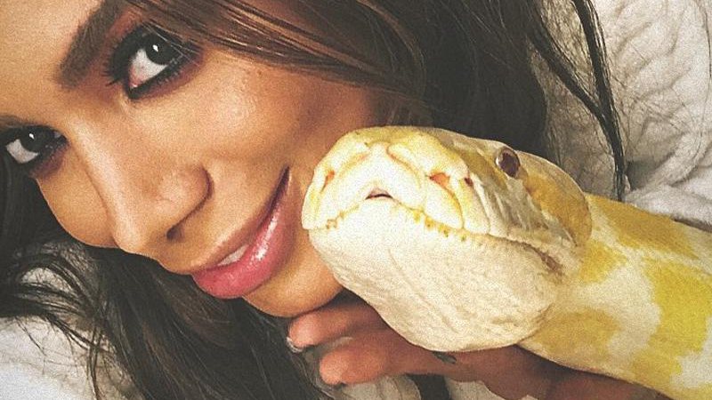 Anitta mostrou queimadura e deu bronca em profissionais que a machucaram durante cuidados de beleza - Foto: Reprodução/ Instagram