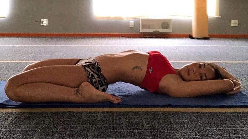 Danni Suzuki mostrou flexibilidade em aula de yoga - Foto: Reprodução/ Instagram
