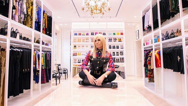 Donatella Versace msotrou closet monumental aos internautas - Foto: Reprodução/ Instagram
