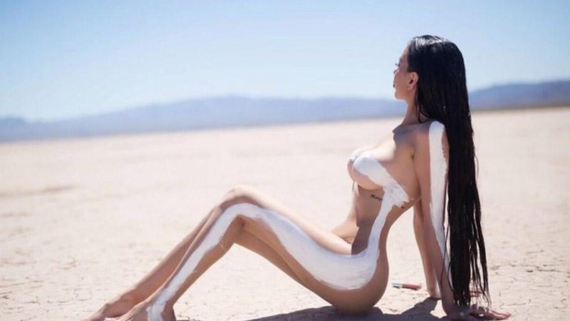 Imagem Jennifer Pamplona, a Susi Humana, recria ensaio de Kim Kardashian no deserto