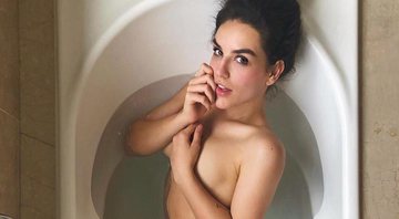 Kéfera Buchmann posou completamente nua na banheira e recebeu elogios na web - Foto: reprodução/ Instagram