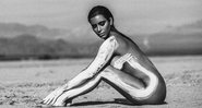 Imagem Kim Kardashian posa nua no deserto com o corpo pintado
