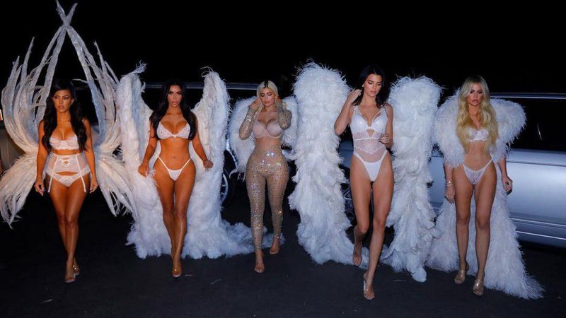 Kim Kardashian e as irmãs se vestiram de Angel da Victoria’s Secret para curtir o Halloween - Foto: Reprodução/ Instagram