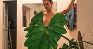Laura Neiva surpreendeu seus seguidores ao posar com o corpo coberto apenas por uma folha - Foto: Reprodução/ Instagram