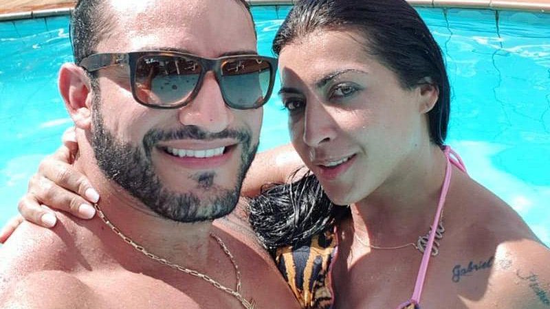Priscila Pires exibiu o corpo sarado em foto nua e sem make com o marido - Foto: Reprodução/ Instagram