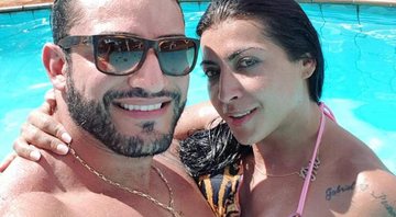 Priscila Pires exibiu o corpo sarado em foto nua e sem make com o marido - Foto: Reprodução/ Instagram