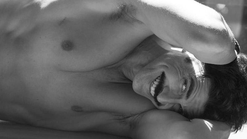 Imagem Aos 45 anos, Reynaldo Gianecchini exibe músculos em foto de projeto que desnuda famosos