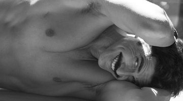 Imagem Aos 45 anos, Reynaldo Gianecchini exibe músculos em foto de projeto que desnuda famosos